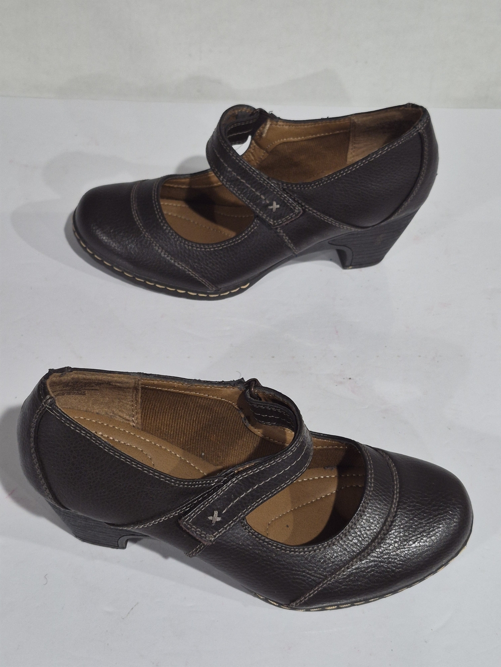 Thom McAn Classic Mary Jane Kitten Heels in Dark Brown Size 8.5